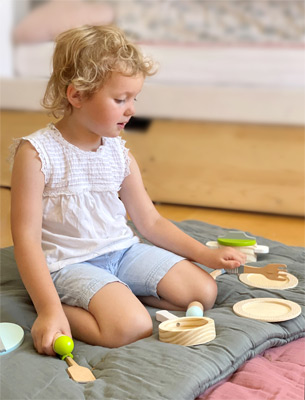 11098_small_foot_Geschirr_und_Topfset_Kinderkueche_Bloggerbild_1